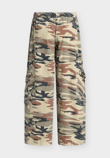 Брюки с накладными карманами