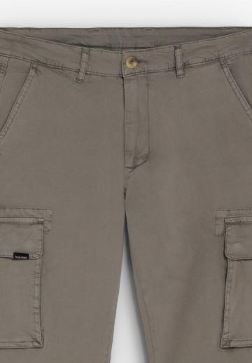 Брюки с накладными карманами