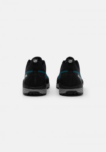 Походные кроссовки