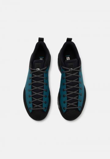 Походные кроссовки