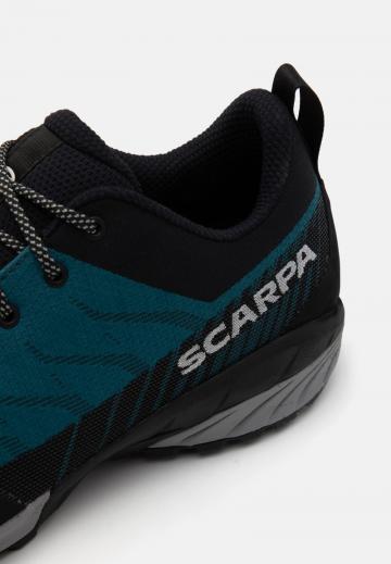 Походные кроссовки