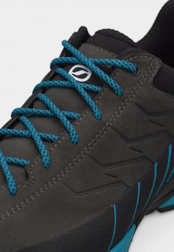 Походные кроссовки