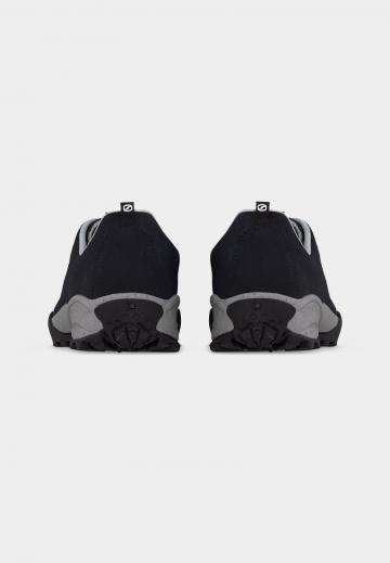 Походные кроссовки