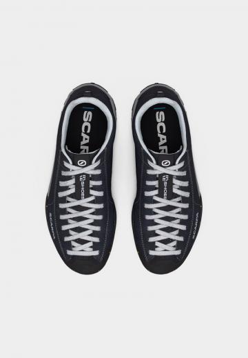 Походные кроссовки