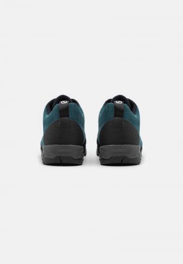 Походные кроссовки