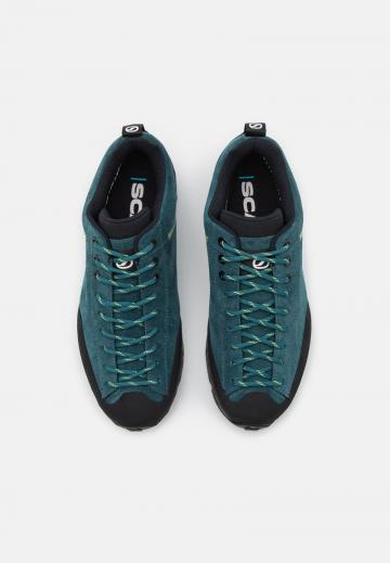 Походные кроссовки