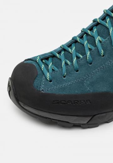 Походные кроссовки