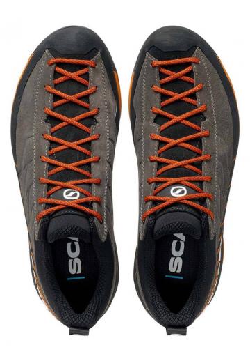 Походные кроссовки