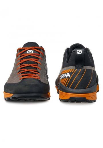 Походные кроссовки