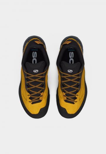 Походные кроссовки