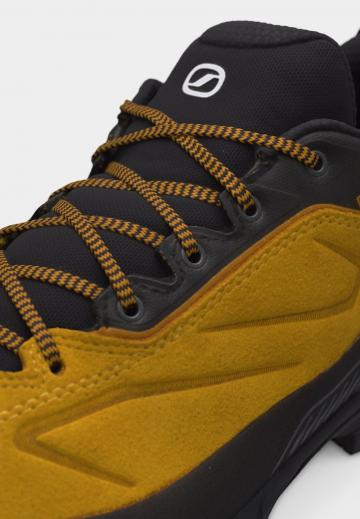 Походные кроссовки