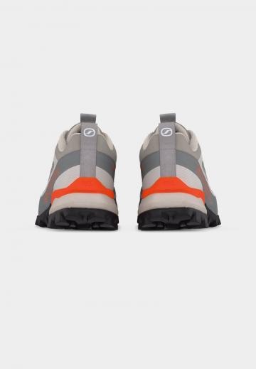 Походные кроссовки