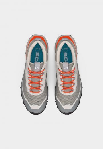 Походные кроссовки