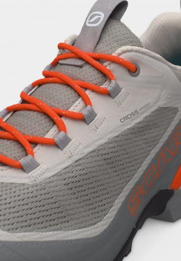 Походные кроссовки