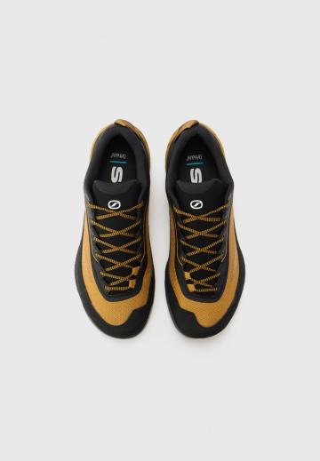 Походные кроссовки