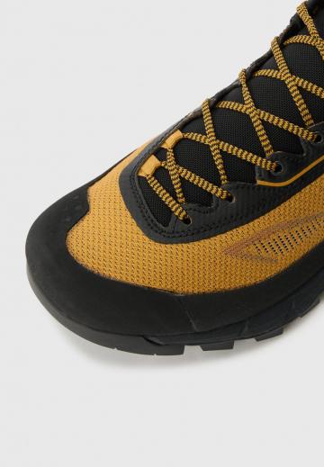 Походные кроссовки