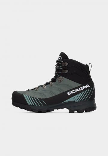 Спортивные сапоги