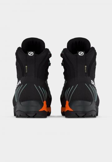 Спортивные сапоги