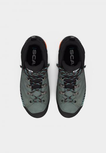 Спортивные сапоги