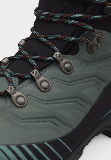 Спортивные сапоги