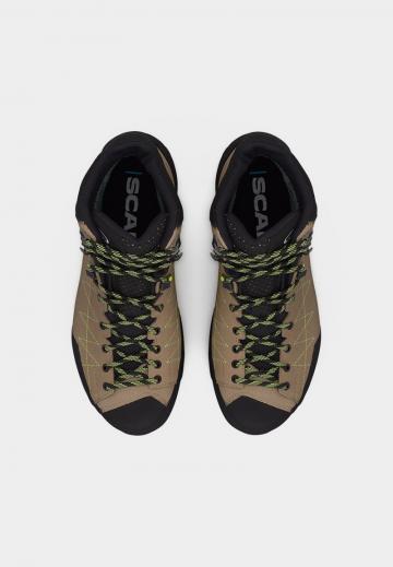 Спортивные сапоги