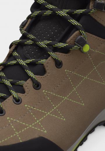 Спортивные сапоги