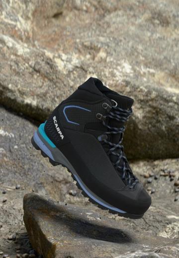 Спортивные сапоги