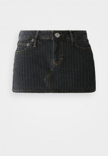 Юбка с накладными карманами