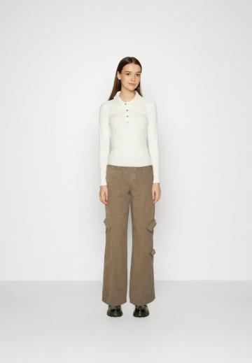 Брюки с накладными карманами