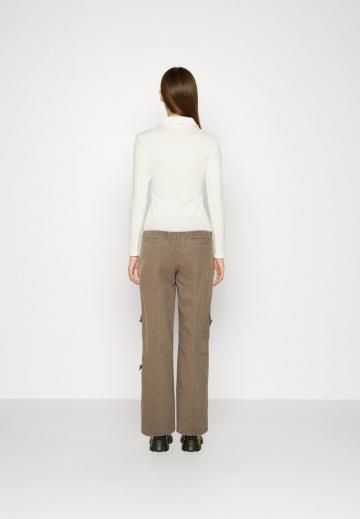 Брюки с накладными карманами