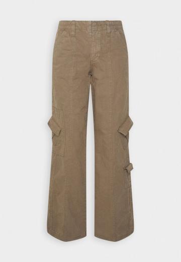 Брюки с накладными карманами