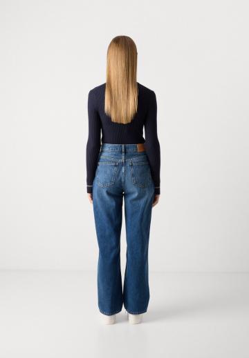 Прямые джинсы