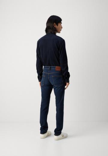 Узкие джинсы