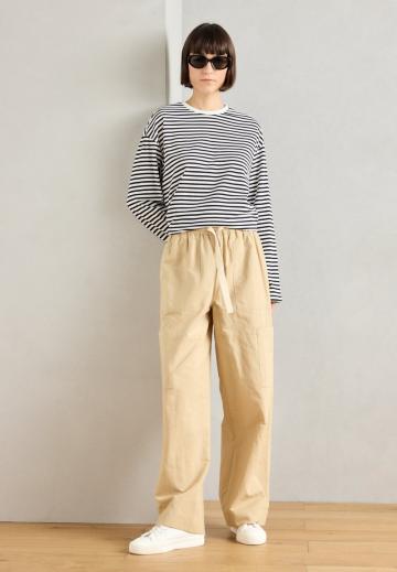 Брюки с накладными карманами