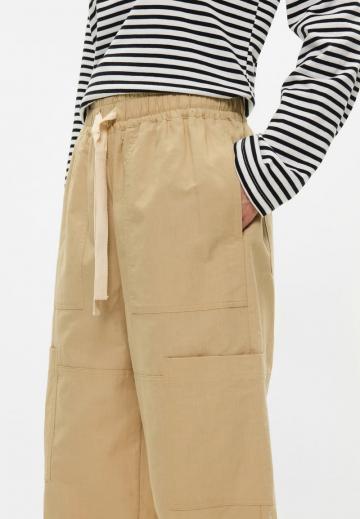 Брюки с накладными карманами