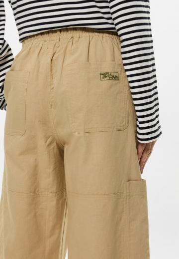 Брюки с накладными карманами