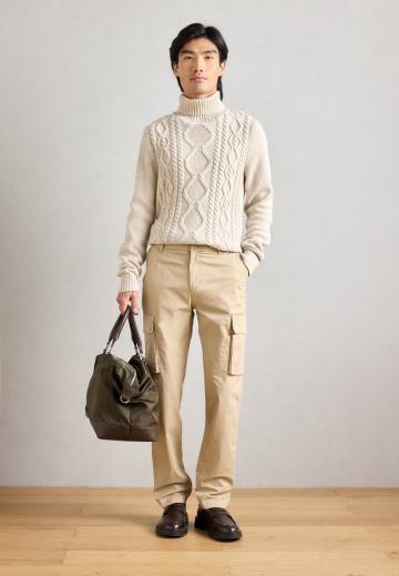 Брюки с накладными карманами