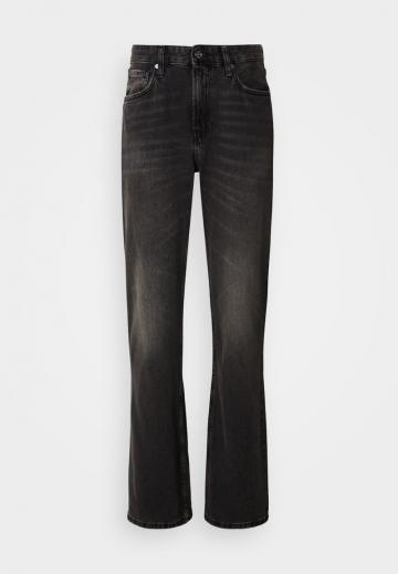 Клешеные джинсы