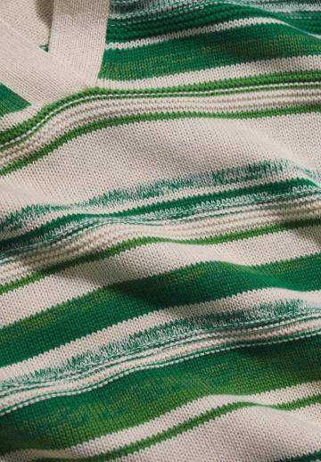 Пуловер в полоску