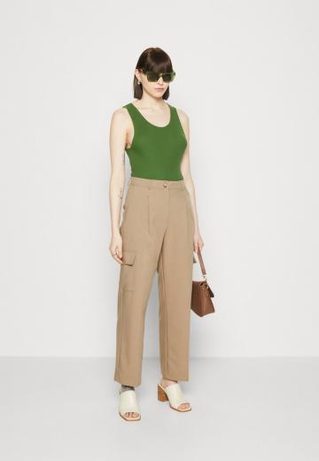 Брюки с накладными карманами