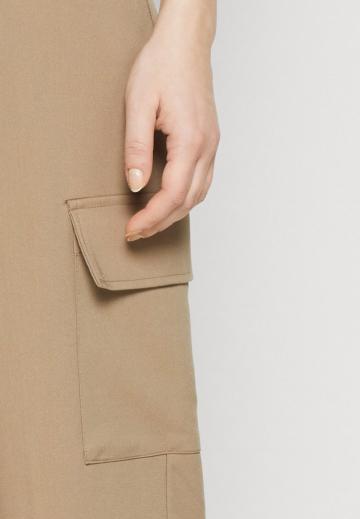 Брюки с накладными карманами