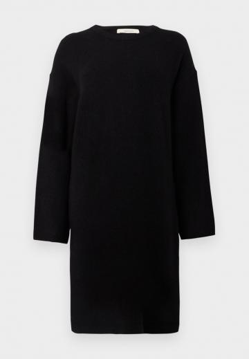 Вязаное платье