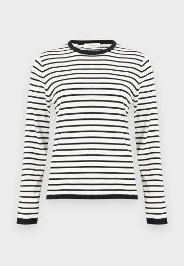 Пуловер в полоску