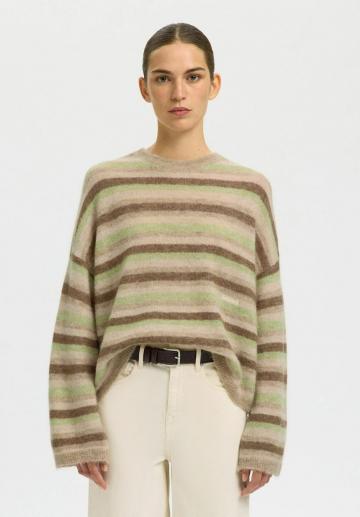 Пуловер в полоску