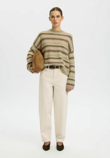 Пуловер в полоску