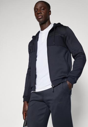 Спортивная куртка