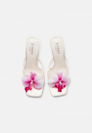 Босоножки на каблуке