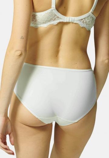 Трусы на бедрах