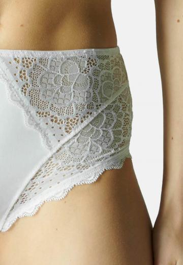 Трусы на бедрах