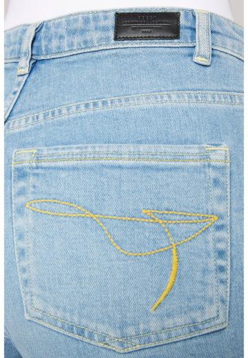 Короткие джинсы